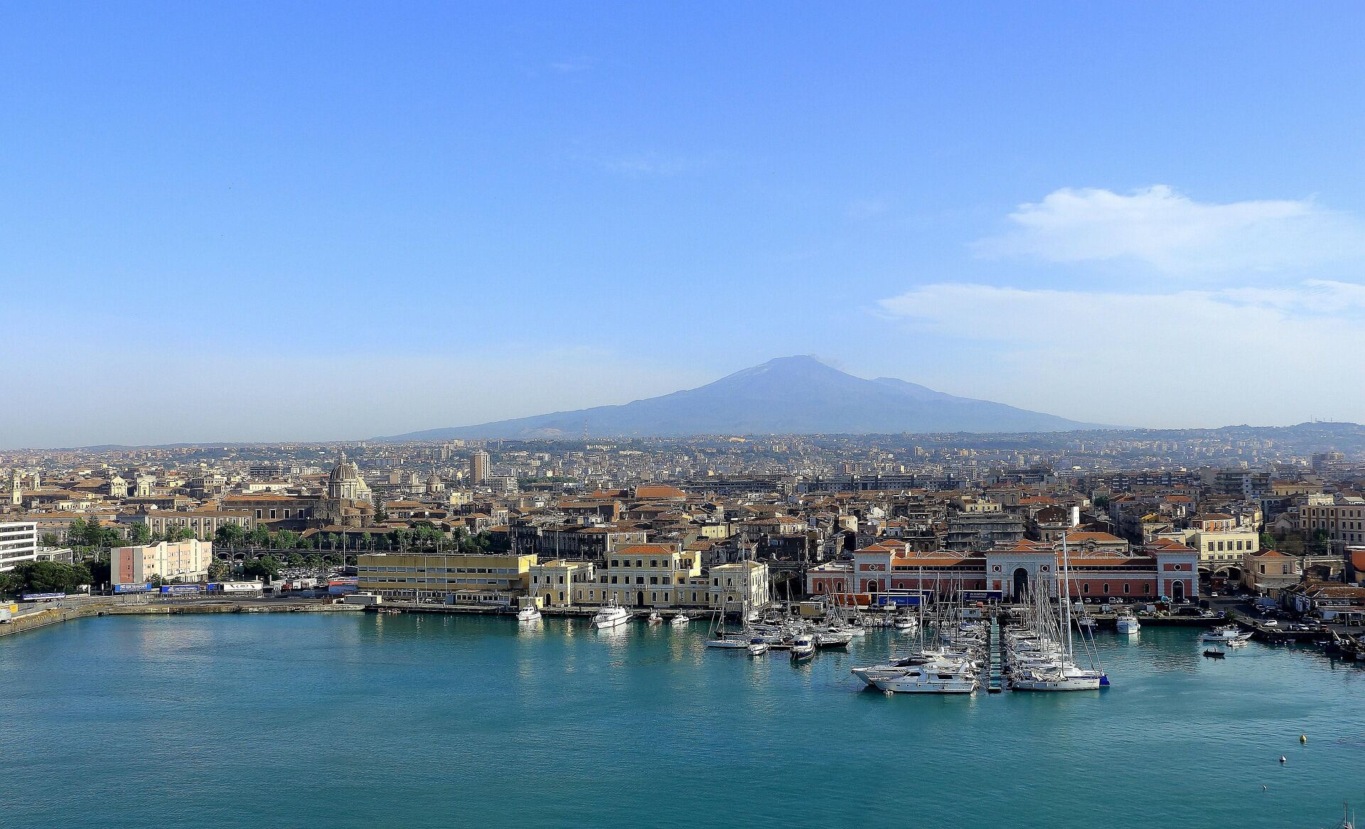 L'Etna in eruzione vista da Catania
